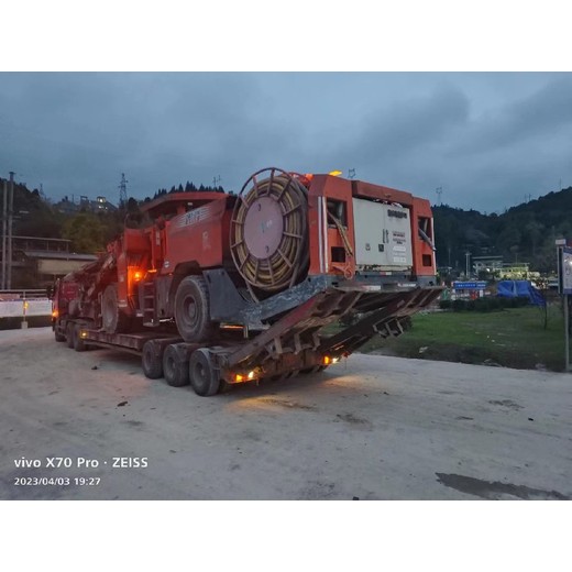 多臂鉆車(chē)又稱(chēng)鑿巖臺車(chē),工業(yè)掘進(jìn)臺車(chē)報價(jià)