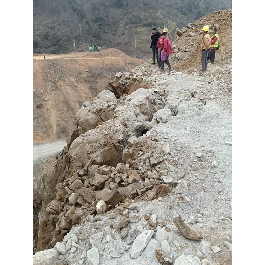 广东茂名露天矿山爆破