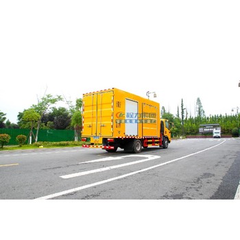 東風(fēng)途逸藍(lán)牌8方綠化綜合養(yǎng)護(hù)車一車多用