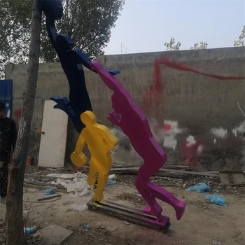 不銹鋼幾何切面踢足球人物雕塑價格不銹鋼運(yùn)動人物雕塑