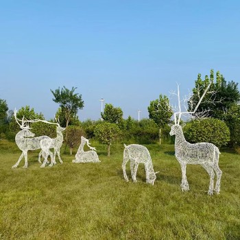 公園鐵絲網(wǎng)梅花鹿雕塑廠家