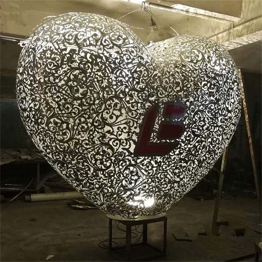 愛情主題雕塑鏡面鏤空愛心雕塑制作廠家