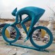 騎車人物雕塑圖