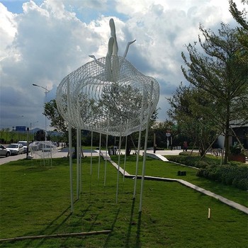不銹鋼鏤空云朵雕塑加工廠家