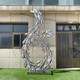 抽象不銹鋼魚群雕塑圖