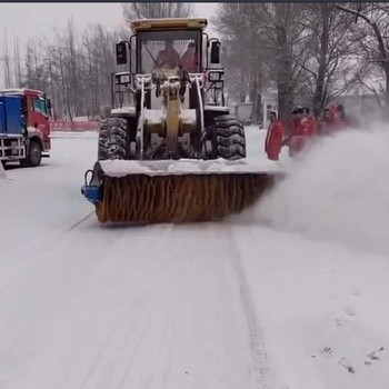 大掃雪刷,液壓管對接，使用車輛動力