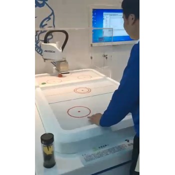 重慶科技館機(jī)器人教研機(jī)器人對(duì)打冰球