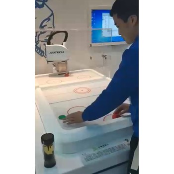 重慶科技館機(jī)器人教研機(jī)器人對(duì)打冰球