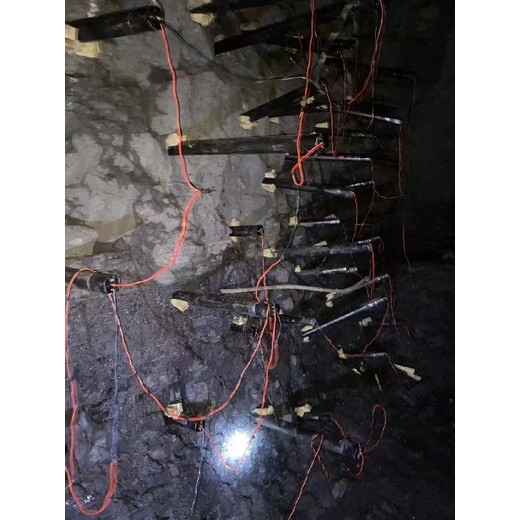 昆玉致裂深孔過段層工程設計