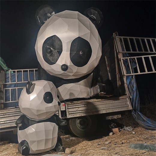 不銹鋼爬墻熊貓雕塑