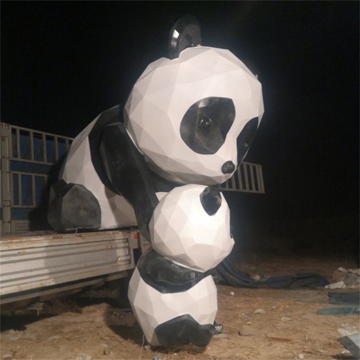 幾何動物熊貓雕塑，熊貓造型可愛，呆呆萌萌的，熊貓雕塑圖片，