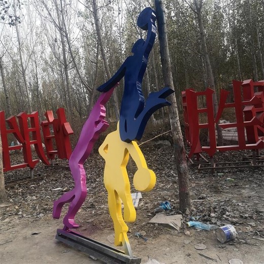 抽象踢足球雕塑大全