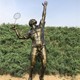 縣剪影踢足球雕塑圖