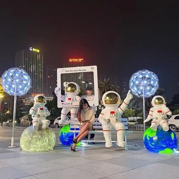 曲陽縣卡通宇航員雕像加工廠家,玻璃鋼太空宇航員雕塑