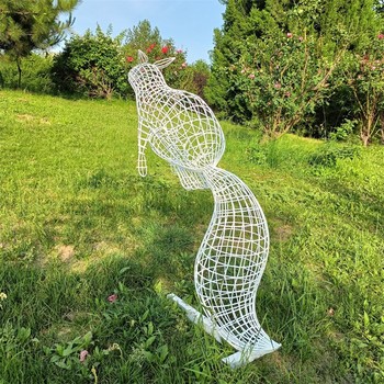 發(fā)光松鼠雕塑圖片不銹鋼鏤空松鼠雕塑