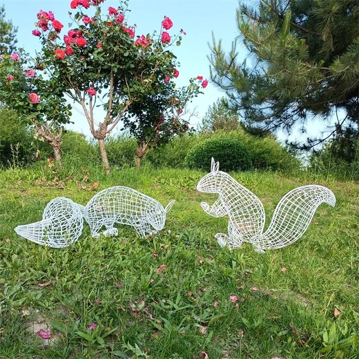 不銹鋼鏤空松鼠雕塑不銹鋼松鼠雕塑圖片