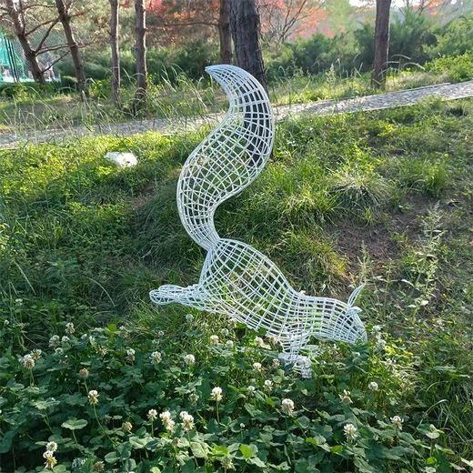鏤空發(fā)光松鼠雕塑圖片不銹鋼鏤空松鼠雕塑