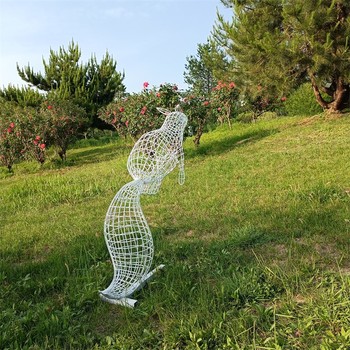 鏤空發(fā)光松鼠雕塑圖片不銹鋼松鼠雕塑