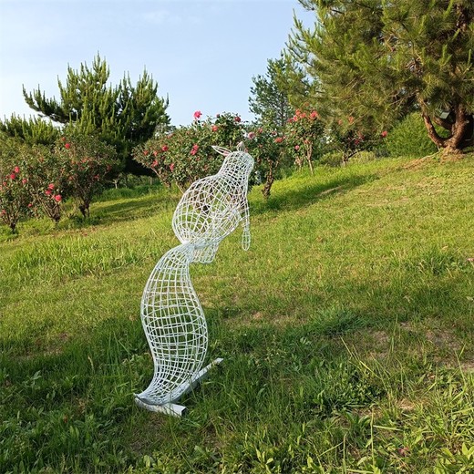 鏤空發(fā)光松鼠雕塑圖片不銹鋼松鼠雕塑