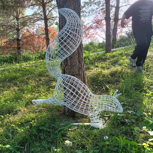 邯鄲鏤空發(fā)光松鼠雕塑