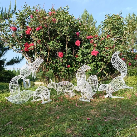 不銹鋼雕塑制作廠家發(fā)光松鼠雕塑圖片