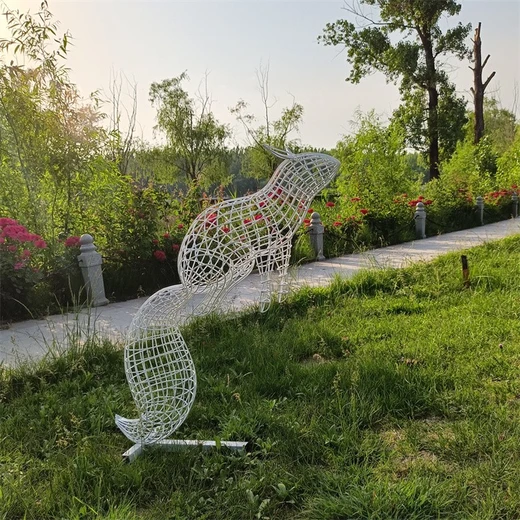 鏤空發(fā)光松鼠雕塑圖片不銹鋼雕塑制作廠家