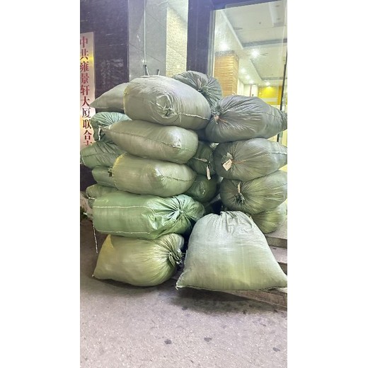 梅州服裝尾貨回收?qǐng)?bào)價(jià)及圖片工廠積壓的庫存服裝