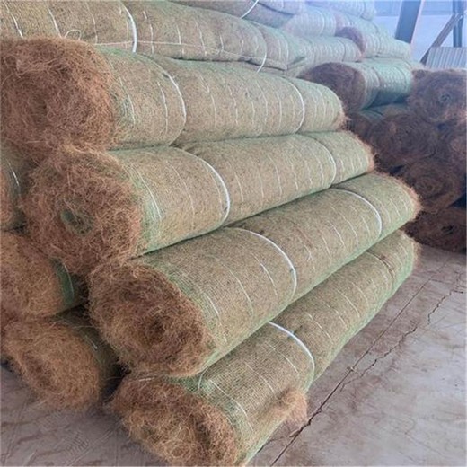 椰絲毯是以椰絲纖維為材質(zhì)制作的一種秸稈草毯