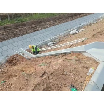 賀涵環(huán)保玻璃鋼高速急流槽高速公路邊坡保護(hù)土方使用
