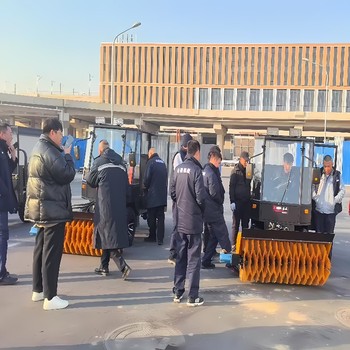 液壓小型除雪車,操作可視性強(qiáng)，上手簡(jiǎn)單