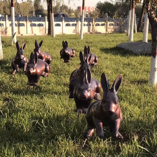 卡通兔子雕塑花園草坪動物雕塑圖片