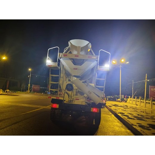 黑河琦源重工礦用攪拌運(yùn)輸車(chē)價(jià)格