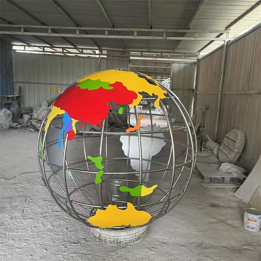 地球儀雕塑制作廠家鏡面地球儀雕塑圖片發(fā)光鏤空球雕塑