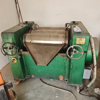 二手陶瓷三輥機(jī)回收化工三輥研磨機(jī)