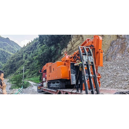 礦用履帶扒渣機(jī),礦用扒渣機(jī)鑫通機(jī)械支持定制