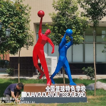 踢足球雕塑體育公園雕塑造型優(yōu)美