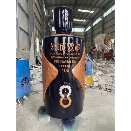 玻璃鋼酒瓶子雕塑，酒瓶子設(shè)計(jì)多用于酒廠、店門口，