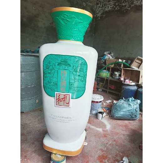 各種造型的酒瓶子雕塑造型逼真，整體美觀大氣，