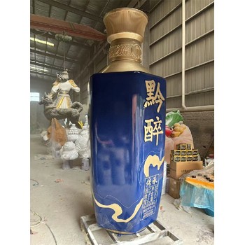 酒瓶子雕塑造型逼真，整體美觀大氣，