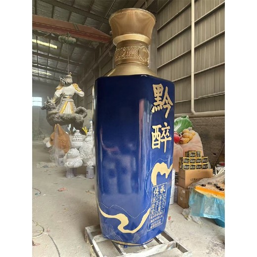 酒瓶子雕塑造型逼真，整體美觀大氣，