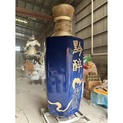 酒瓶子雕塑瞬間吸引了很多路人玻璃鋼酒瓶子雕塑