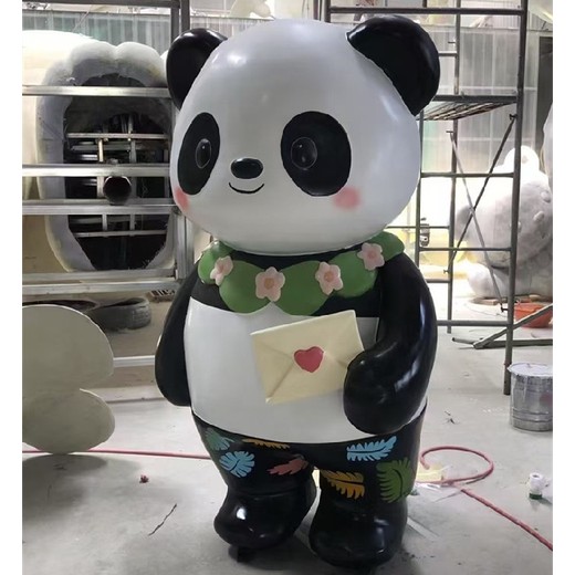 不銹鋼動(dòng)物雕塑廠家，熊貓黑白色調(diào)簡(jiǎn)單大方，爬墻熊貓雕塑，