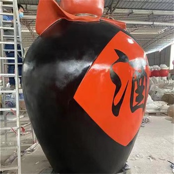 竹葉青酒瓶子雕塑造型逼真，整體美觀大氣，