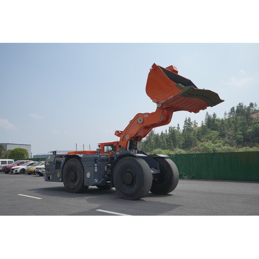 華豐鏟運機(jī)鑫通機(jī)械