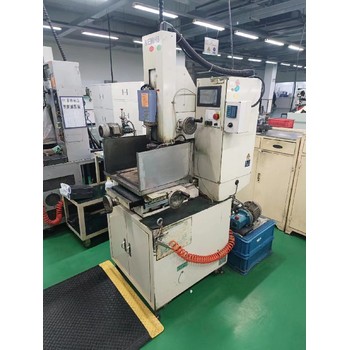 十里崗鋼鐵二手機(jī)床數(shù)控磨床銑床加工中心,850數(shù)控中心