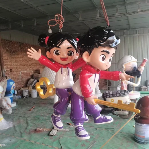 大型卡通雕塑安裝現(xiàn)場(chǎng)-3D打印卡通雕塑-玻璃鋼卡通雕塑廠家
