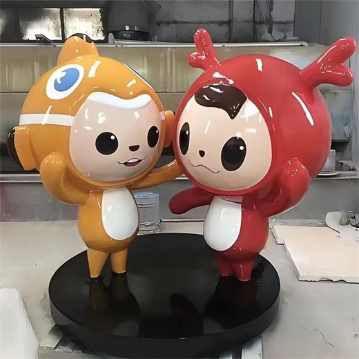 大型卡通雕塑安裝現(xiàn)場-彩繪卡通雕塑-玻璃鋼卡通雕塑廠家