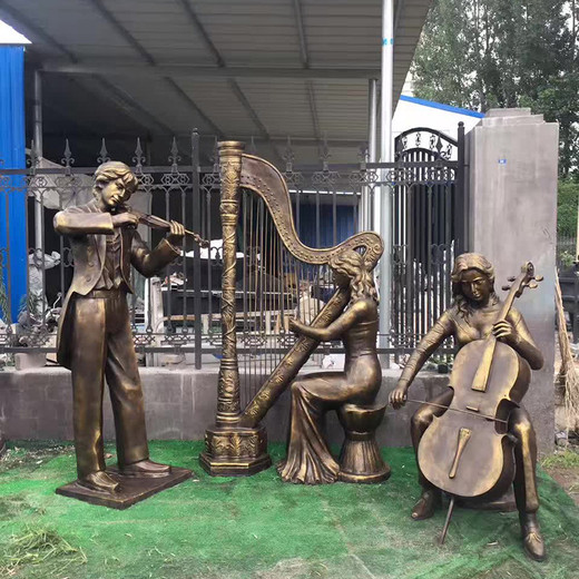 音樂主題雕塑，樂器彈奏人物雕像