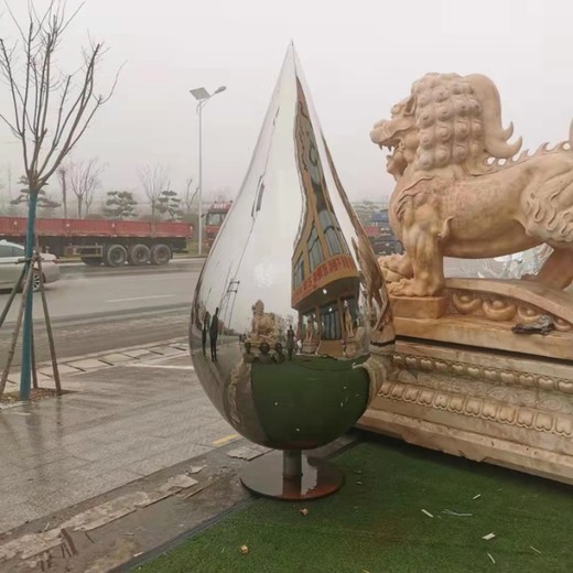 鏡面不銹鋼水滴雕塑，現(xiàn)代城市中的自然靈感之作