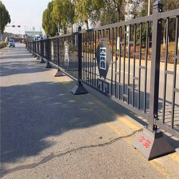 四川市政道路護欄生產(chǎn)工廠馬路交通欄桿黃金護欄市政防撞護欄